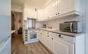 Fully Equipped Apartment Balcony Sleeps 7 Wifi